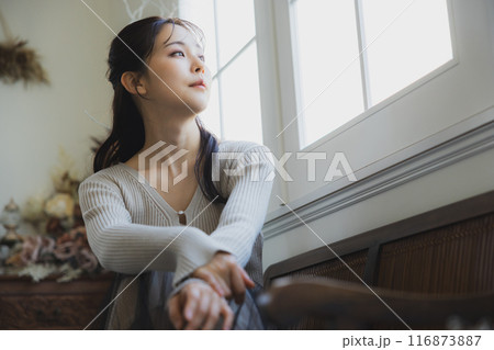 アンティークなインテリアと女性 アンティークなインテリアと女性 116873887