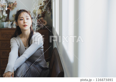 アンティークなインテリアと女性 116873891