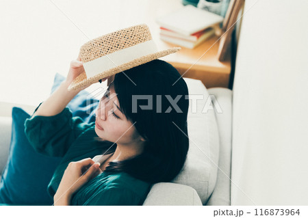 麦わら帽子をかぶる女性 麦わら帽子をかぶる女性 116873964