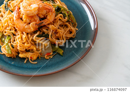 Stir-fried instant noodles sukiyaki with shrimps 116874097