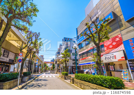 日本の平塚都市景観 東海道本線 平塚駅前の紅谷パールロード商店街などを望む＝令和6年7月22日 116874598