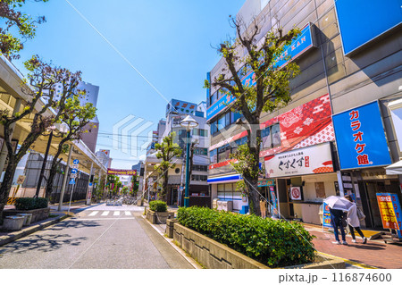 日本の平塚都市景観 東海道本線 平塚駅前の紅谷パールロード商店街などを望む＝令和6年7月22日 116874600