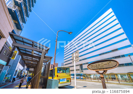 日本の平塚都市景観 東海道本線 平塚駅前 フェスタロードなどを望む＝令和6年7月22日 116875894