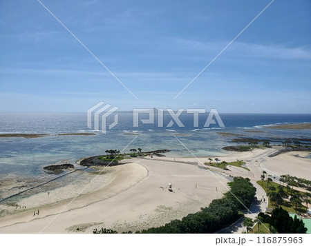 エメラルドビーチと遠くに見える伊江島タッチュー エメラルドビーチと遠くに見える伊江島タッチュー 116875963