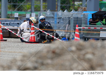 工事現場で働く人 116875979