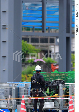 工事現場で働く人 工事現場で働く人 116875985