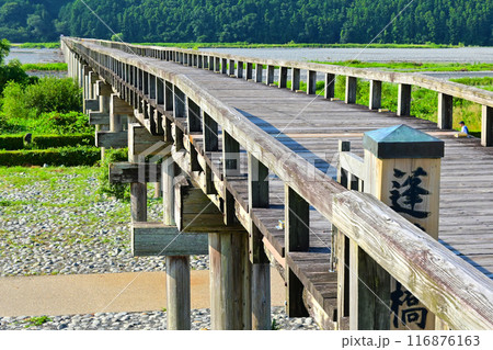 歴史感じる木造橋　蓬莱橋 116876163