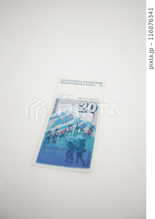 白い背景で撮った 少し古い世界のお金シリーズ スイスフラン 116876341