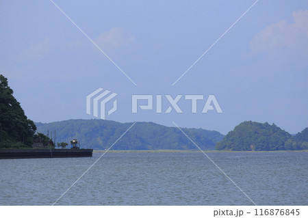 晴天の夏の穏やかな北海道の厚岸湖沿いを走る花咲線の青い車体の一両のローカル線 晴天の夏の穏やかな北海道の厚岸湖沿いを走る花咲線の青い車体の一両のローカル線 116876845