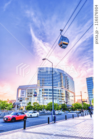 横浜みなとみらいの都市風景　夕焼けとロープウェイ 116876984