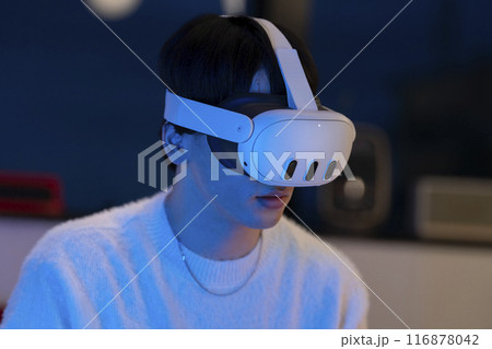 VRゴーグルをした若い男性 116878042