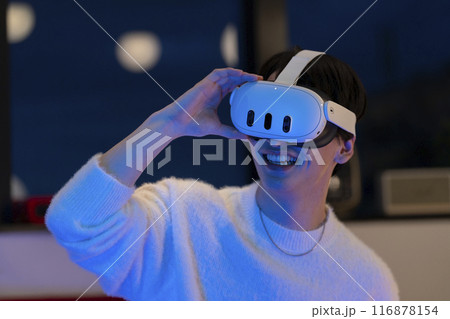 VRゴーグルをした若い男性 VRゴーグルをした若い男性 116878154