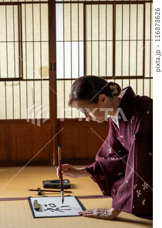 書道の練習をする着物姿の外国人女性 書道の練習をする着物姿の外国人女性 116878626