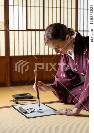 書道の練習をする着物姿の外国人女性 書道の練習をする着物姿の外国人女性 116878628