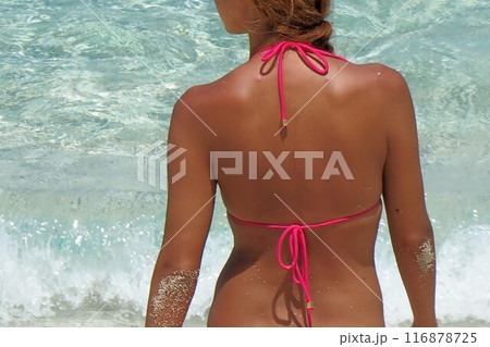 ビーチにいる赤いビキニの女性　沖縄の夏風景 116878725