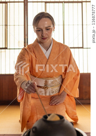 茶道のお点前を行なう着物姿の外国人女性 116878777