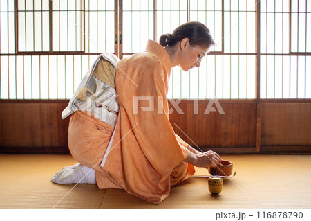 茶道のお点前を行なう着物姿の外国人女性 茶道のお点前を行なう着物姿の外国人女性 116878790