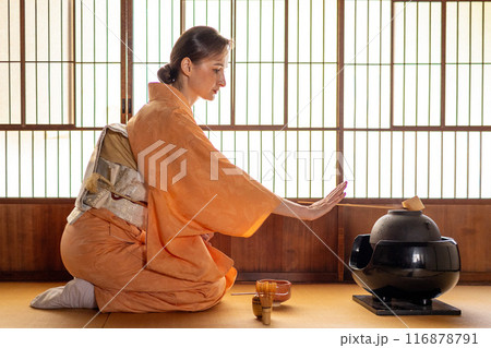 茶道のお点前を行なう着物姿の外国人女性 116878791