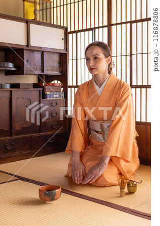 茶道のお点前を行なう着物姿の外国人女性 116878806