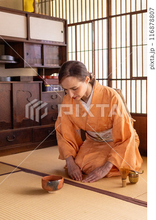 茶道のお点前を行なう着物姿の外国人女性 116878807