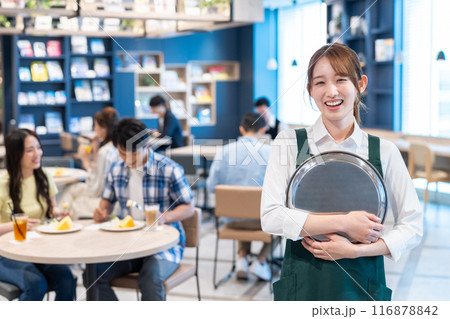 カフェで働く若い女性　撮影協力：Creadisce（丸善雄松堂株式会社） 116878842