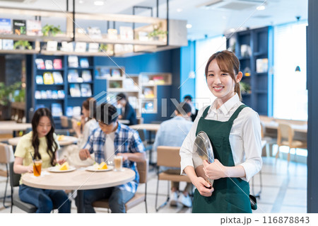 カフェで働く若い女性 撮影協力:Creadisce(丸善雄松堂株式会社) カフェで働く若い女性 撮影協力:Creadisce(丸善雄松堂株式会社) 116878843