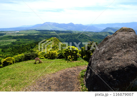 初夏の鞍岳 新緑の緑輝く山の風景 初夏の鞍岳 新緑の緑輝く山の風景 116879007