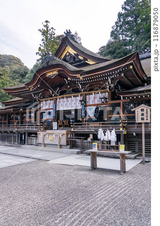拝殿 日本最古ともいわれるの三輪明神こと大神神社(奈良県桜井市) 拝殿 日本最古ともいわれるの三輪明神こと大神神社(奈良県桜井市) 116879050