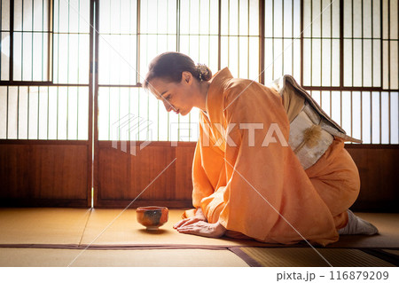 お点前を頂く着物姿の外国人女性 116879209