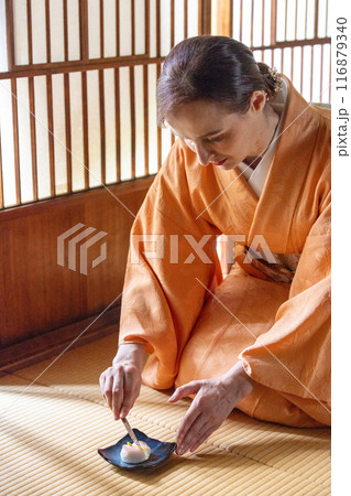 お菓子のおもてなしを受ける着物姿の外国人女性 お菓子のおもてなしを受ける着物姿の外国人女性 116879340