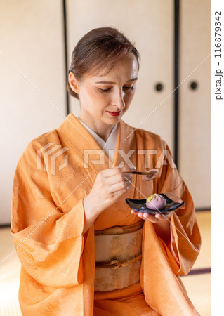 お菓子のおもてなしを受ける着物姿の外国人女性 お菓子のおもてなしを受ける着物姿の外国人女性 116879342