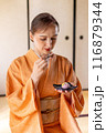 お菓子のおもてなしを受ける着物姿の外国人女性 116879344