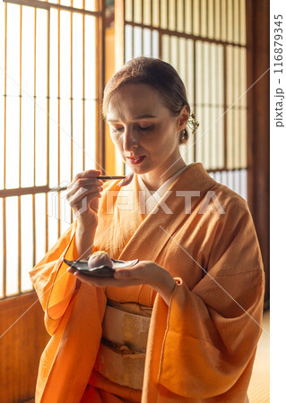 お菓子のおもてなしを受ける着物姿の外国人女性 116879345