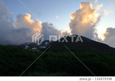 夏の大雪山 黒岳石室からの夕暮れ 北鎮岳 凌雲岳 夏の大雪山 黒岳石室からの夕暮れ 北鎮岳 凌雲岳 116879396