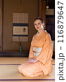 床の間の前に正座する着物姿の外国人女性 116879647
