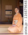 床の間の前に正座する着物姿の外国人女性 116879648