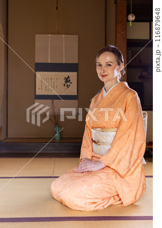 床の間の前に正座する着物姿の外国人女性 116879648