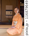 床の間の前に正座する着物姿の外国人女性 116879649