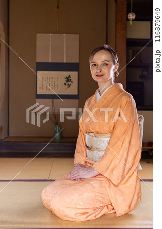 床の間の前に正座する着物姿の外国人女性 116879649