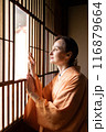 障子の前に座る着物姿の外国人女性 116879664