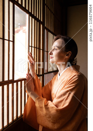 障子の前に座る着物姿の外国人女性 116879664
