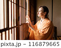 障子の前に座る着物姿の外国人女性 116879665