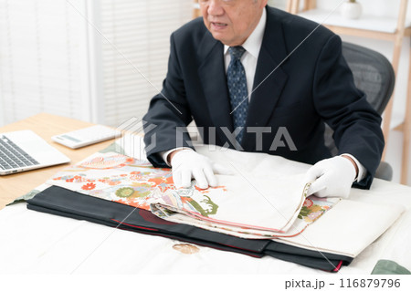 査定をする男性　リサイクル　買取り 116879796