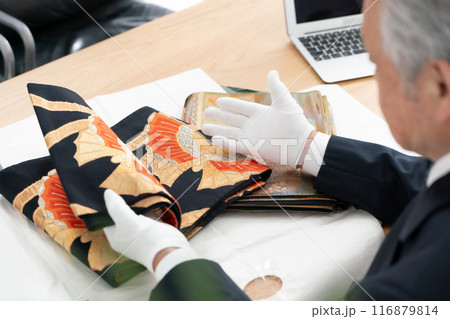 査定をする男性　リサイクル　買取り 116879814