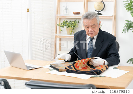 査定をする男性　リサイクル　買取り 116879816