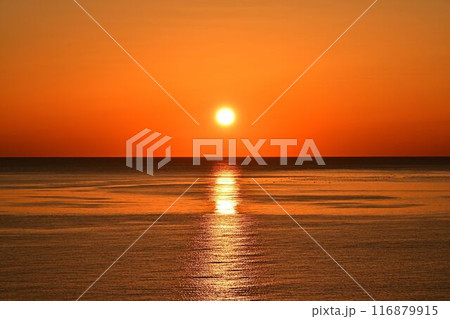 海に沈む夕日 116879915