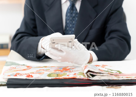 査定をする男性 リサイクル 計算機 手元 査定をする男性 リサイクル 計算機 手元 116880015