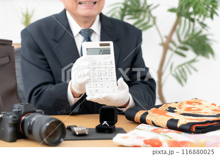 査定をする男性 リサイクル 計算機 手元 査定をする男性 リサイクル 計算機 手元 116880025