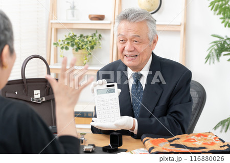 査定をする男性 リサイクル 計算機 手元 査定をする男性 リサイクル 計算機 手元 116880026