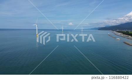 富山県入善町海岸線の洋上風力発電設備などの様子 116880422